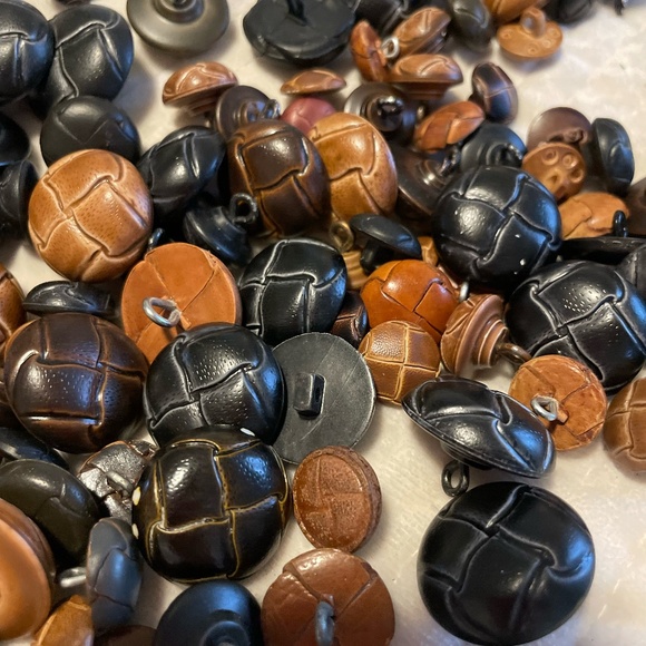 LOT OF MISC VINTAGE FAUX LEATHER SHANK BUTTONS - Picture 4 of 9